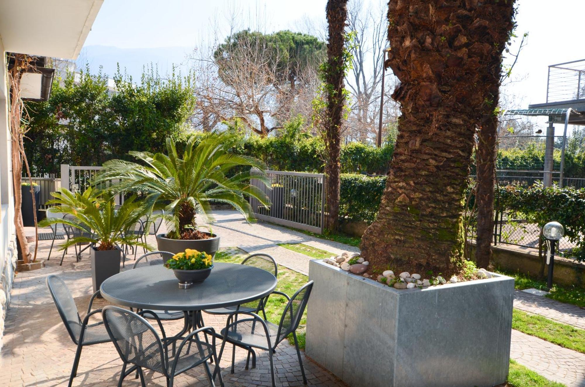 Villa Phoenix - Lake Apartments Riva del Garda Exterior photo